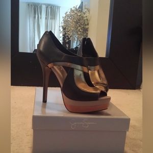 Jessica Simpson pumps